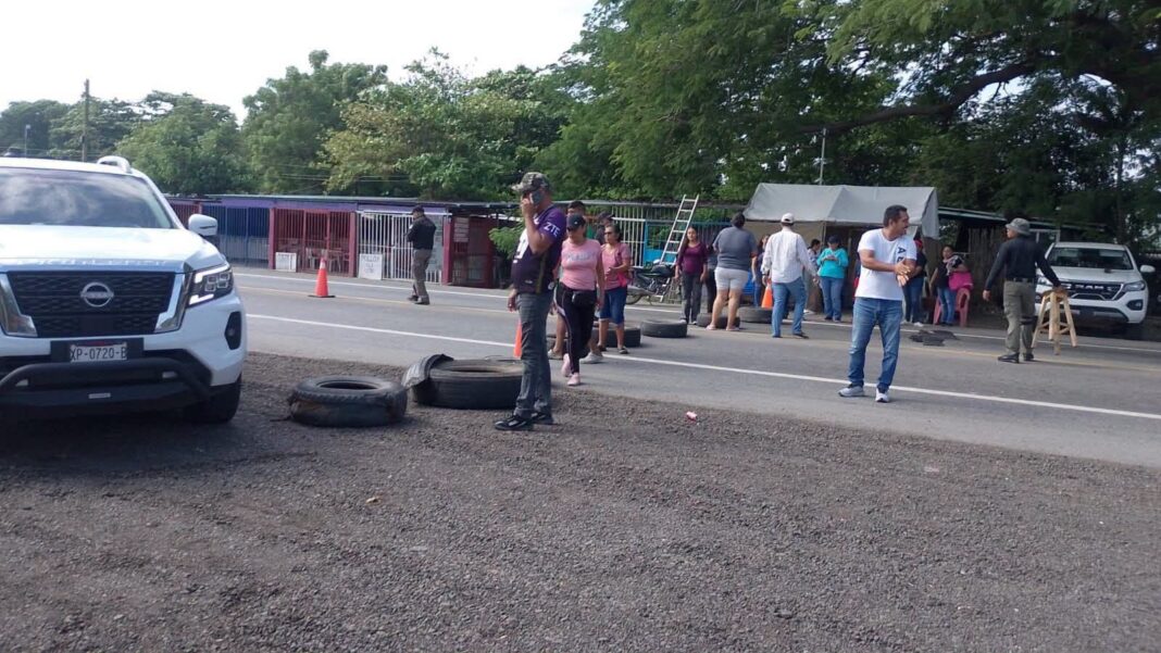 Pobladores de Santiago Niltepec bloquean la Panamericana por apagones de la CFE