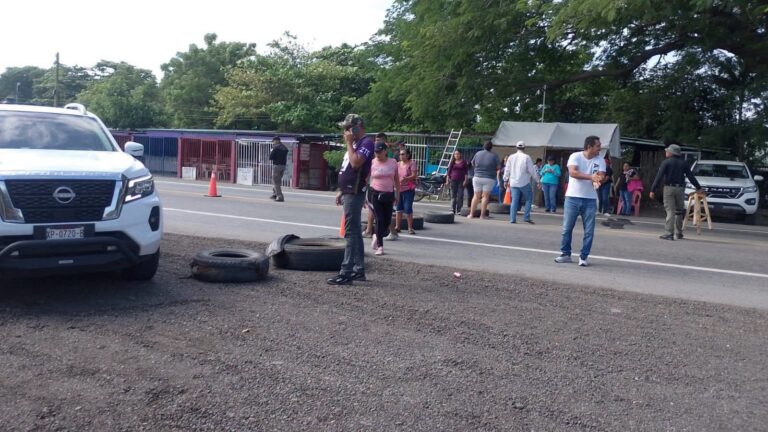 Pobladores de Santiago Niltepec bloquean la Panamericana por apagones de la CFE