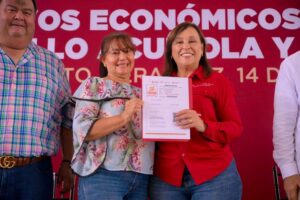 Rocío Nahle entrega apoyos a pescadores