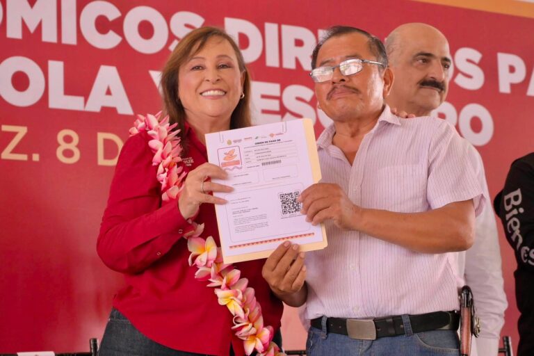 Rocío Nahle entrega apoyos al sector pesquero del sur de Veracruz