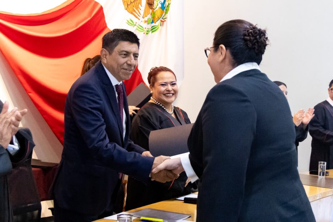 Salomón Jara galardona a magistrados y jueces en el Día de la Abogada y el Abogado