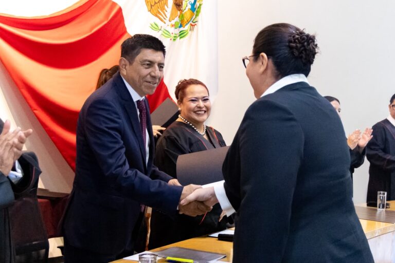 Salomón Jara galardona a magistrados y jueces en el Día de la Abogada y el Abogado