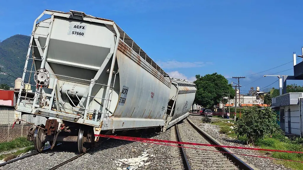 Se descarrila tren de carga en zona montañosa de Veracruz