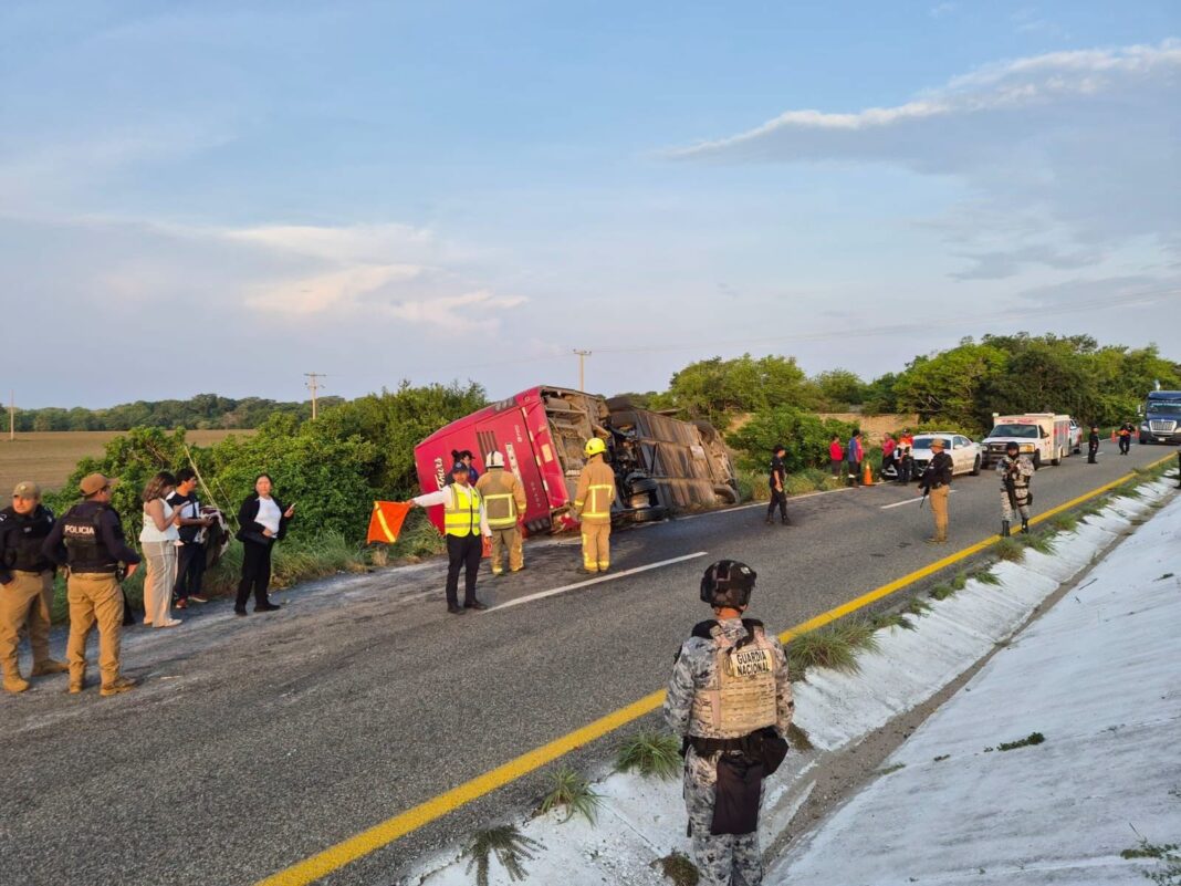 Volcadura de autobús turístico deja un muerto en Santa María Colotepec