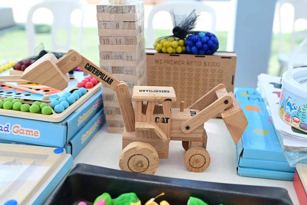 Artesanos rescatan juegos tradicionales de madera en el Festival del Mar 2026