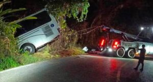 Autobús de pasajeros cae a un barranco en carretera de Teocelo,