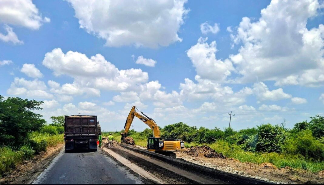 Avanza la ampliación y conservación de la carretera Alazán-Canoas en Veracruz
