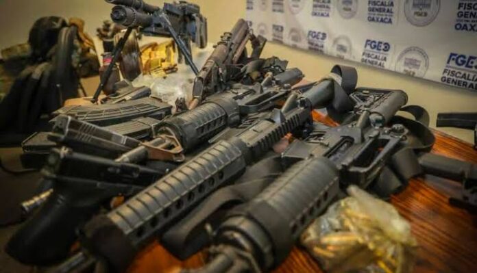Caen siete miembros de red criminal dedicada a la venta de armas y drogas por internet en Oaxaca