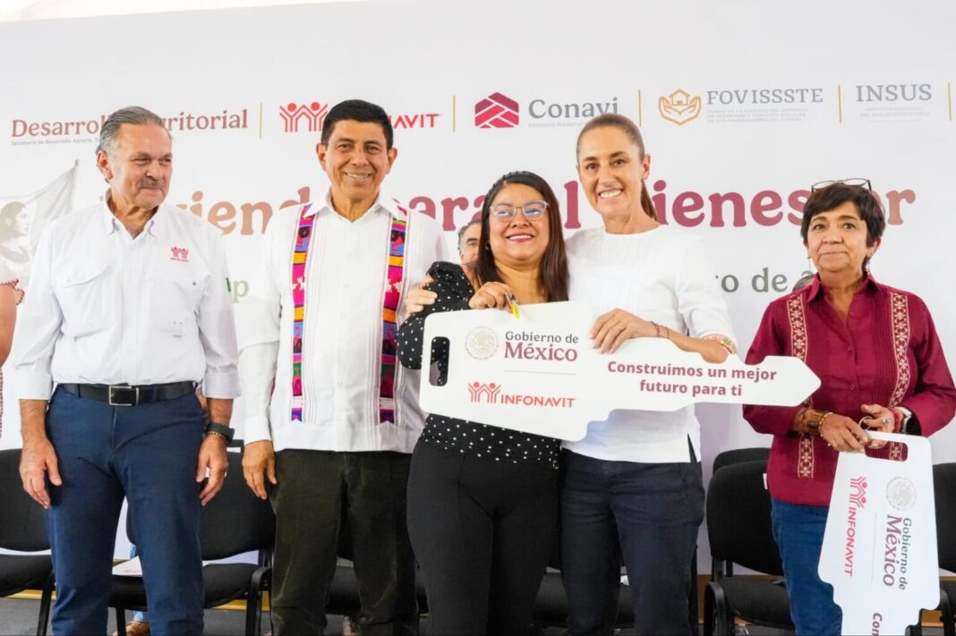 Claudia Sheinbaum y Salomón Jara entregan viviendas del programa Pueblos Hermanos en la Mixteca