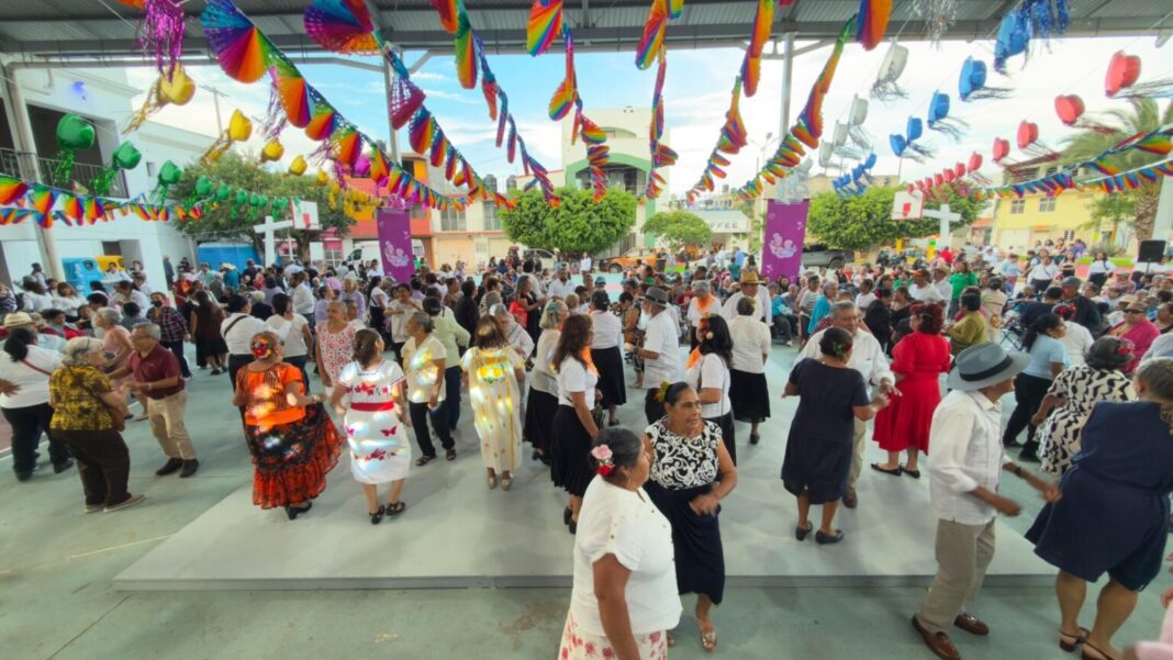 Con música y danzón, DIF Oaxaca celebra el Día de los Abuelos