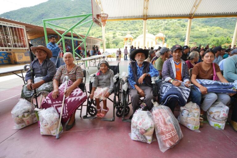 DIF Oaxaca beneficia a tres municipios de la Sierra Sur con canastas alimentarias y aparatos ortopédicos