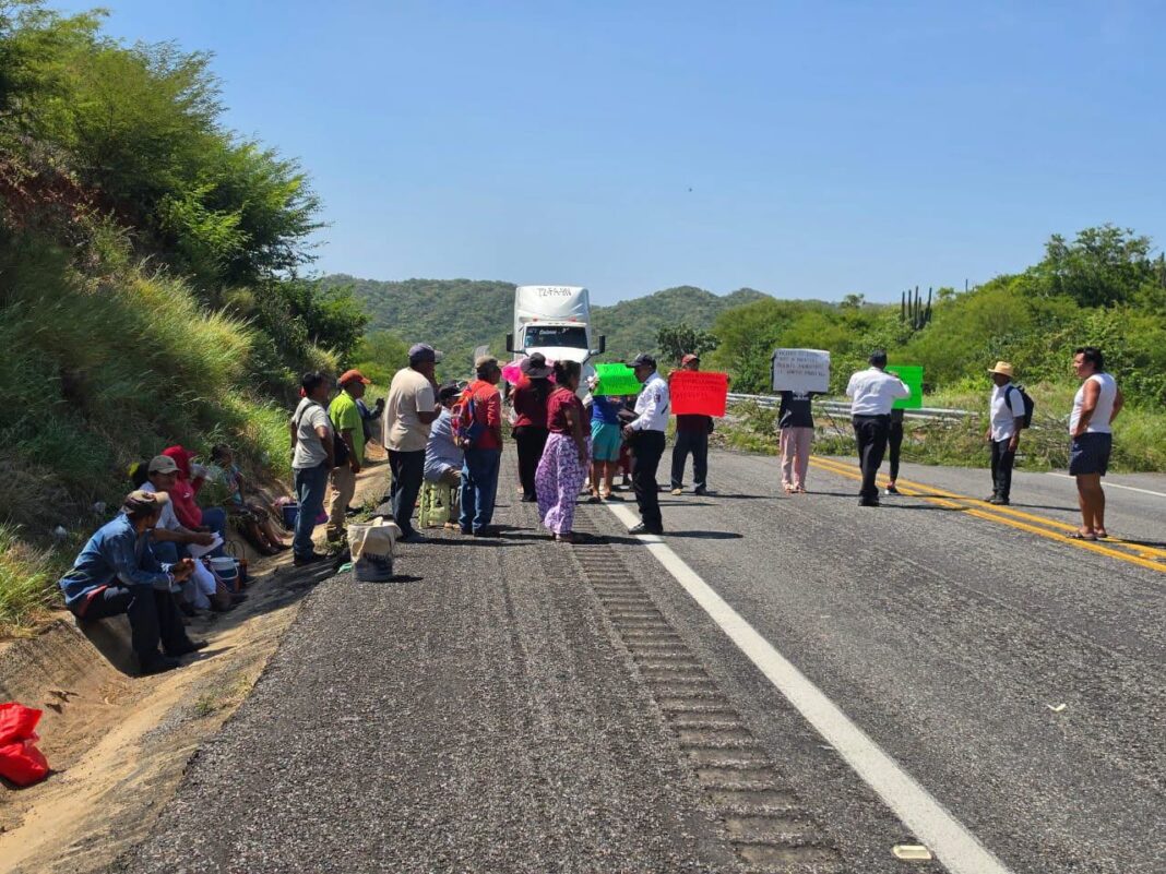 Doble bloqueo paraliza la carretera Transístmica en el Istmo de Tehuantepec