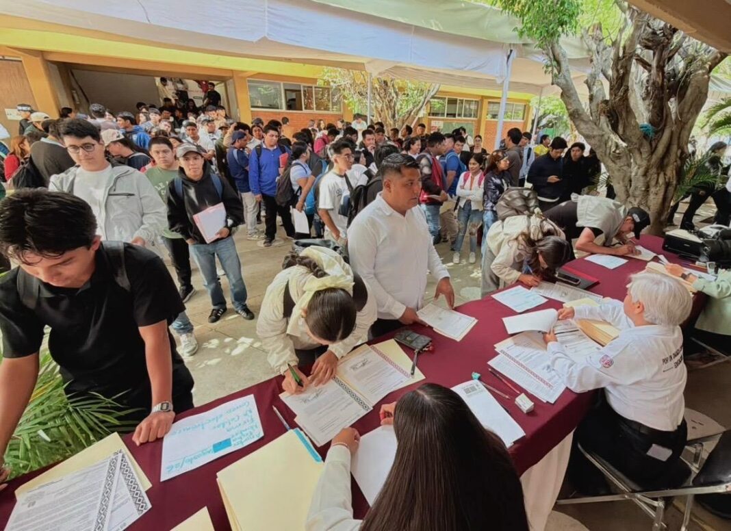 Entregan cerca de mil plazas docentes a egresados normalistas en Oaxaca