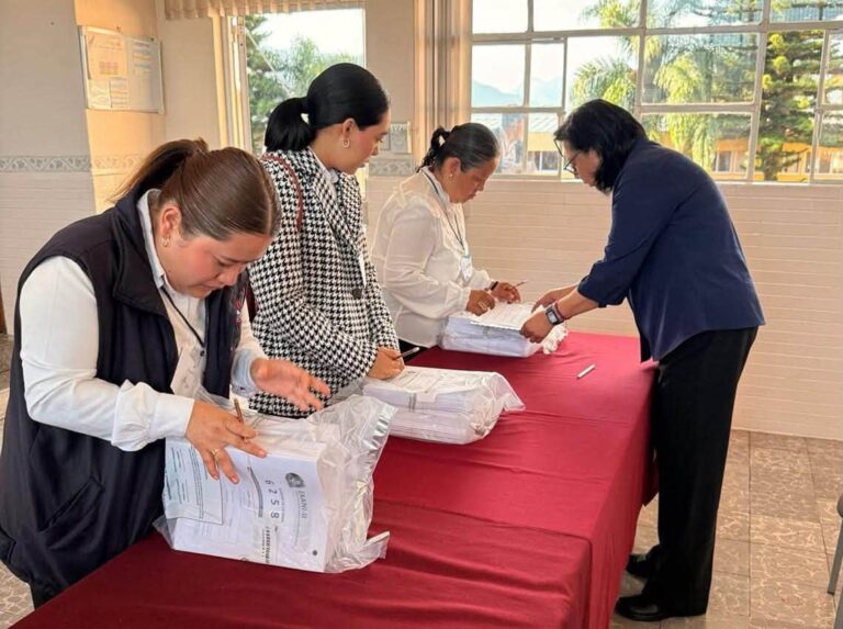 Entregan resultados de admisión para escuelas normales de Veracruz