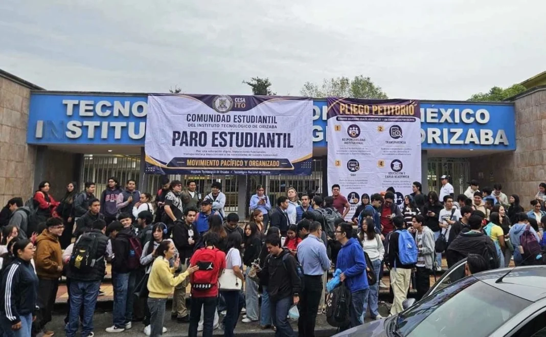 Estudiantes toman el Tecnológico de Orizaba en el inicio de clases