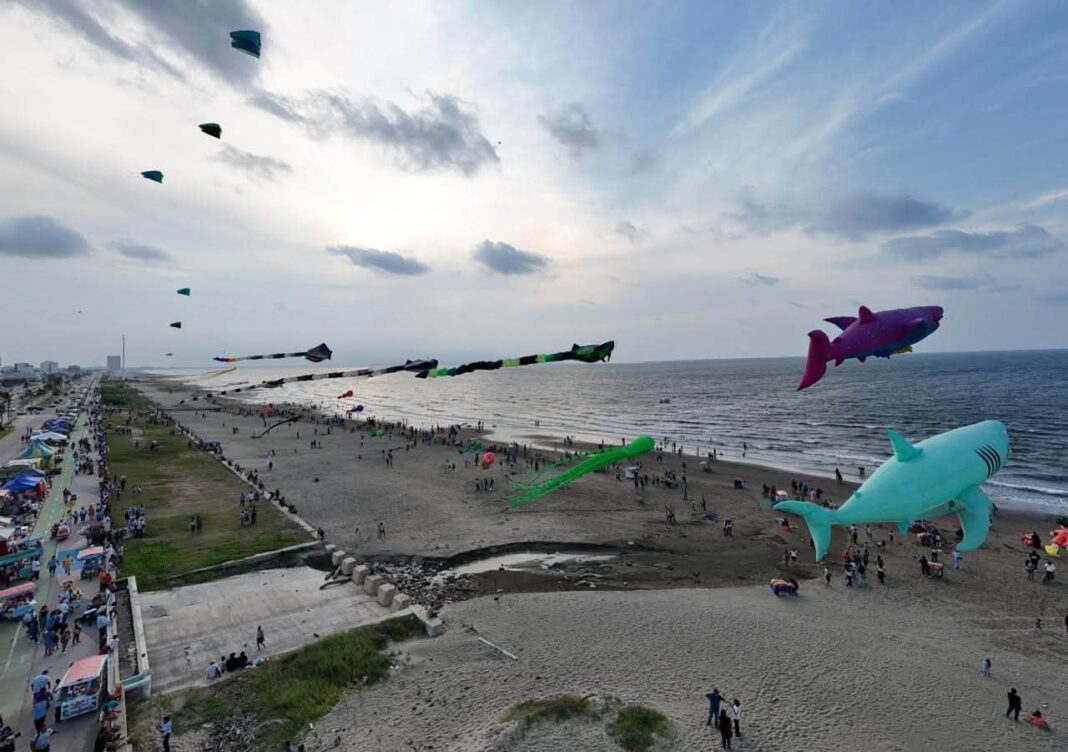 Papalotes gigantes llenan de color a la playa de Coatzacoalcos