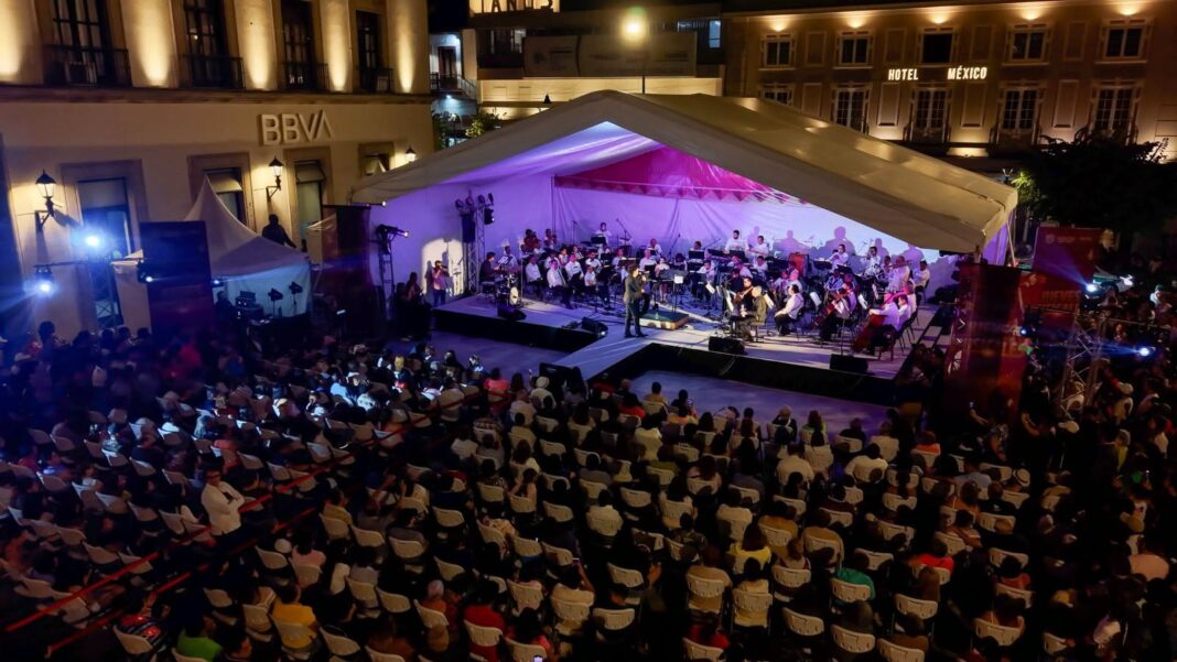 Plaza Lerdo se llena de son cubano y salsa con los Jueves Musicales