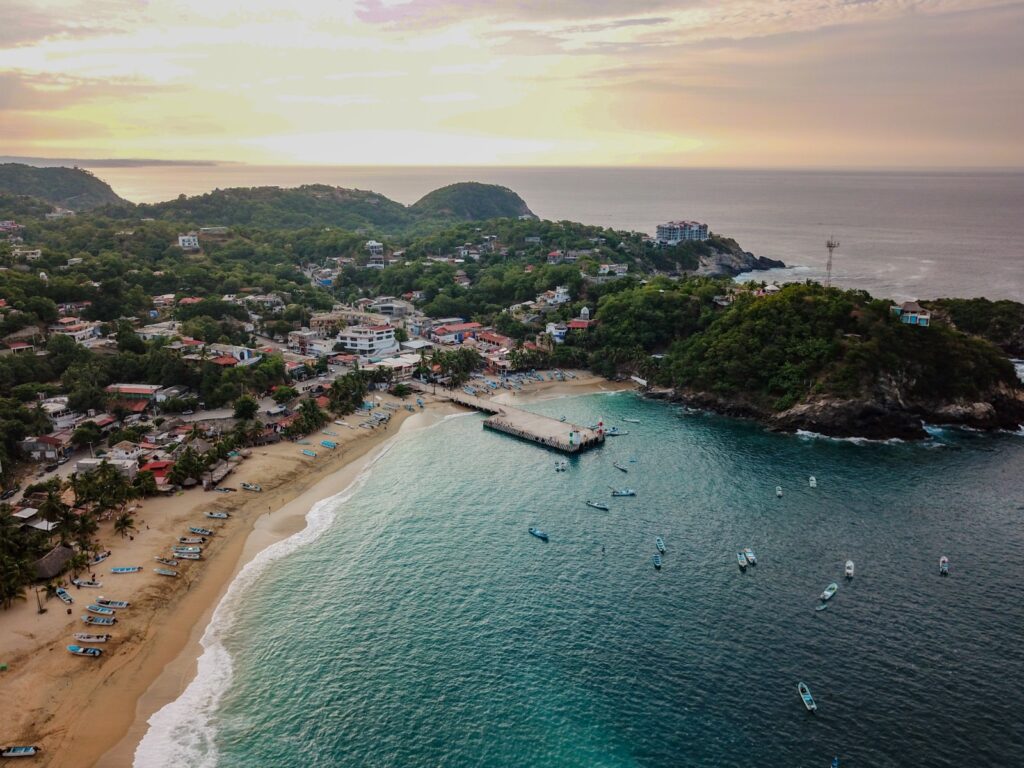 Puerto Ángel: el rincón costero de Oaxaca donde convergen historia, gastronomía marina y ballenas jorobadas