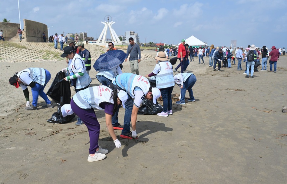 Recolectan 1.8 toneladas de basura en limpieza de playas en Coatzacoalcos