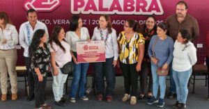 Rocío Nahle entrega más de 6 mil apoyos sociales a familias de 10 municipios de la región Capital