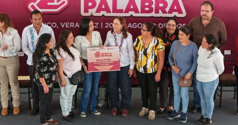 Rocío Nahle entrega más de 6 mil apoyos sociales a familias de 10 municipios de la región Capital