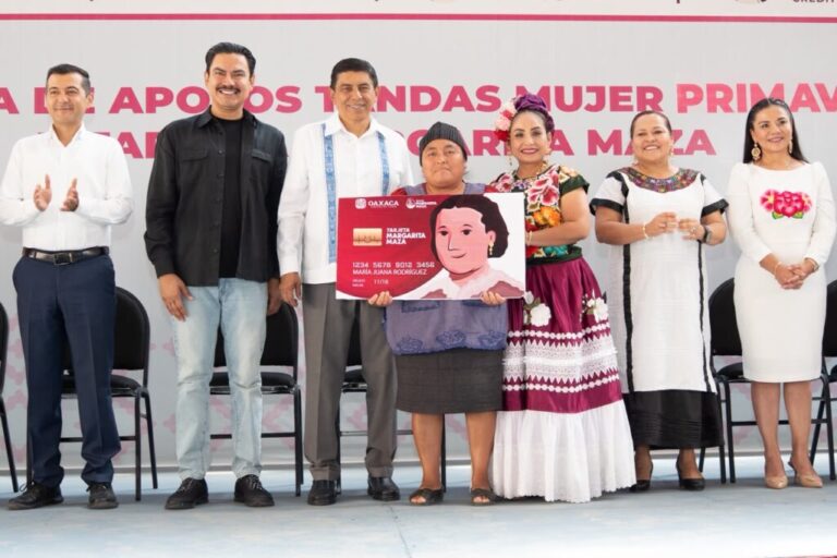 Salomón Jara entrega apoyos a más de mil 600 mujeres en Valles Centrales