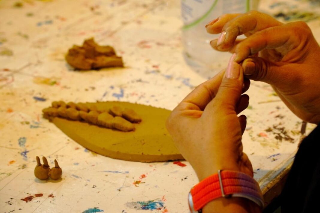 Sicarú Lula´ impulsa el talento de niñas, niños y jóvenes con talleres de modelado en barro en Oaxaca