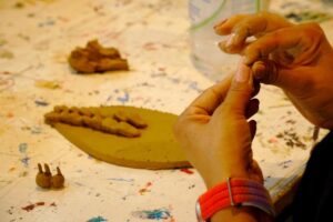 Sicarú Lula´ impulsa el talento de niñas, niños y jóvenes con talleres de modelado en barro en Oaxaca