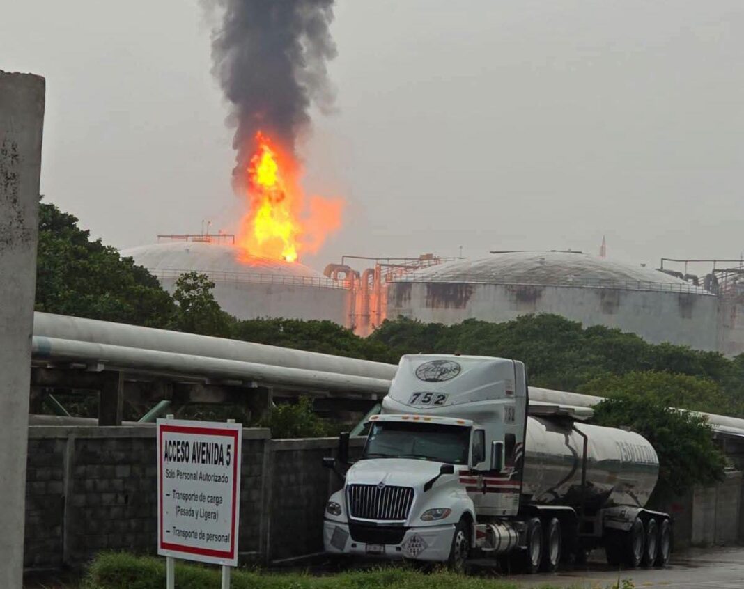 Tormenta eléctrica provoca incendio en la Terminal Pajaritos de Pemex en Coatzacoalcos
