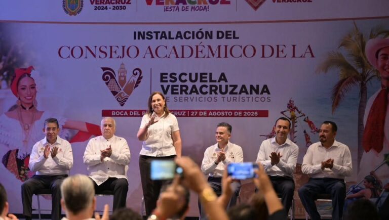 VERACRUZ, VER.— Como pieza angular para consolidar al estado como un destino de primer nivel, el Gobierno de Veracruz puso en marcha la Escuela Veracruzana de Servicios Turísticos. El proyecto inició formalmente con la toma de protesta a los integrantes de su Consejo Académico por parte de la gobernadora Rocío Nahle García. La mandataria estatal subrayó que la profesionalización del capital humano es el complemento indispensable de las campañas de promoción: «Si queremos mostrar a Veracruz tenemos que hacer promoción y, si van a venir, tenemos que tener servicios; la Escuela viene a coronar toda una planeación turística construida paso a paso con festivales, infraestructura y difusión», afirmó. Formación técnica, práctica e incluyente La institución arranca actividades con una matrícula inicial de 132 estudiantes divididos en cuatro grupos, quienes cursarán la carrera de Técnico Superior Universitario en Servicios Turísticos. El programa, con una duración de seis cuatrimestres, incluye: Formación integral en hospitalidad, gastronomía, alimentos y bebidas. Capacitación en atención al cliente, tecnología aplicada e idioma inglés. Esquema de prácticas profesionales directas en empresas del ramo. El director del plantel, Ramón Martínez Gasca, destacó el carácter diverso e incluyente de esta primera generación, conformada por jóvenes, adultos y personas con discapacidad motriz. Vinculación regional y proyectos estratégicos Para garantizar que los planes de estudio respondan a las necesidades reales del mercado laboral, el Consejo Académico quedó integrado por representantes de las siete regiones turísticas de la entidad, organismos empresariales y asociaciones especializadas. El evento contó con el respaldo del exsecretario de Turismo federal, Miguel Torruco Marqués, quien ofreció una conferencia magistral sobre el porvenir de la industria. A la par del arranque escolar, la Secretaría de Turismo estatal, encabezada por Igor Rojí López, avanza en coordinación con el Ayuntamiento de Veracruz en el desarrollo de un Centro Gastronómico en el Centro Histórico, además de reactivar rutas temáticas como el Tour del Café y el Tour de Haciendas para enriquecer la experiencia de los visitantes.