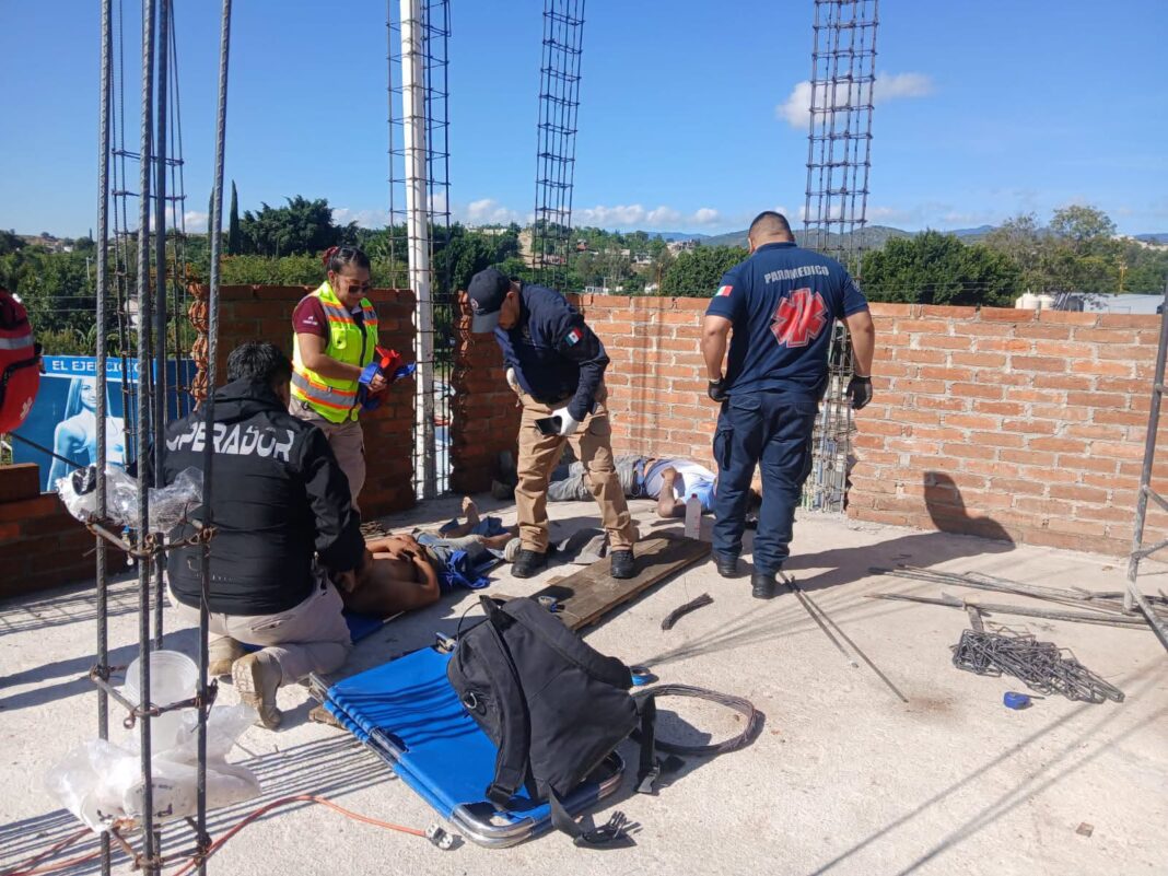 Un muerto y dos heridos graves deja descarga eléctrica en obra de Soledad Etla