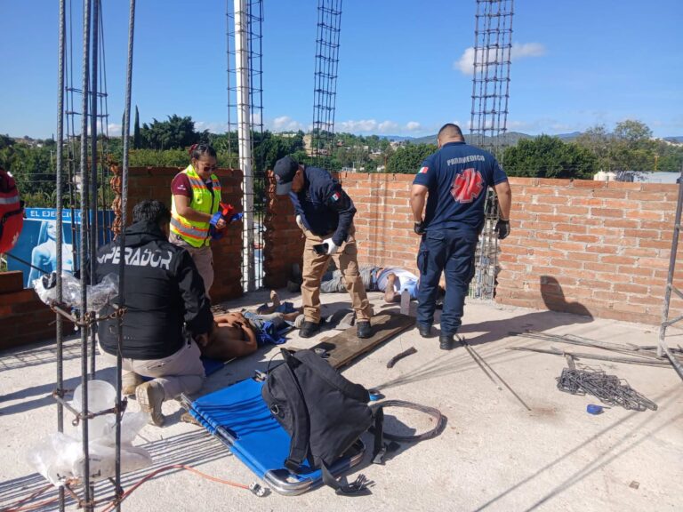 Un muerto y dos heridos graves deja descarga eléctrica en obra de Soledad Etla