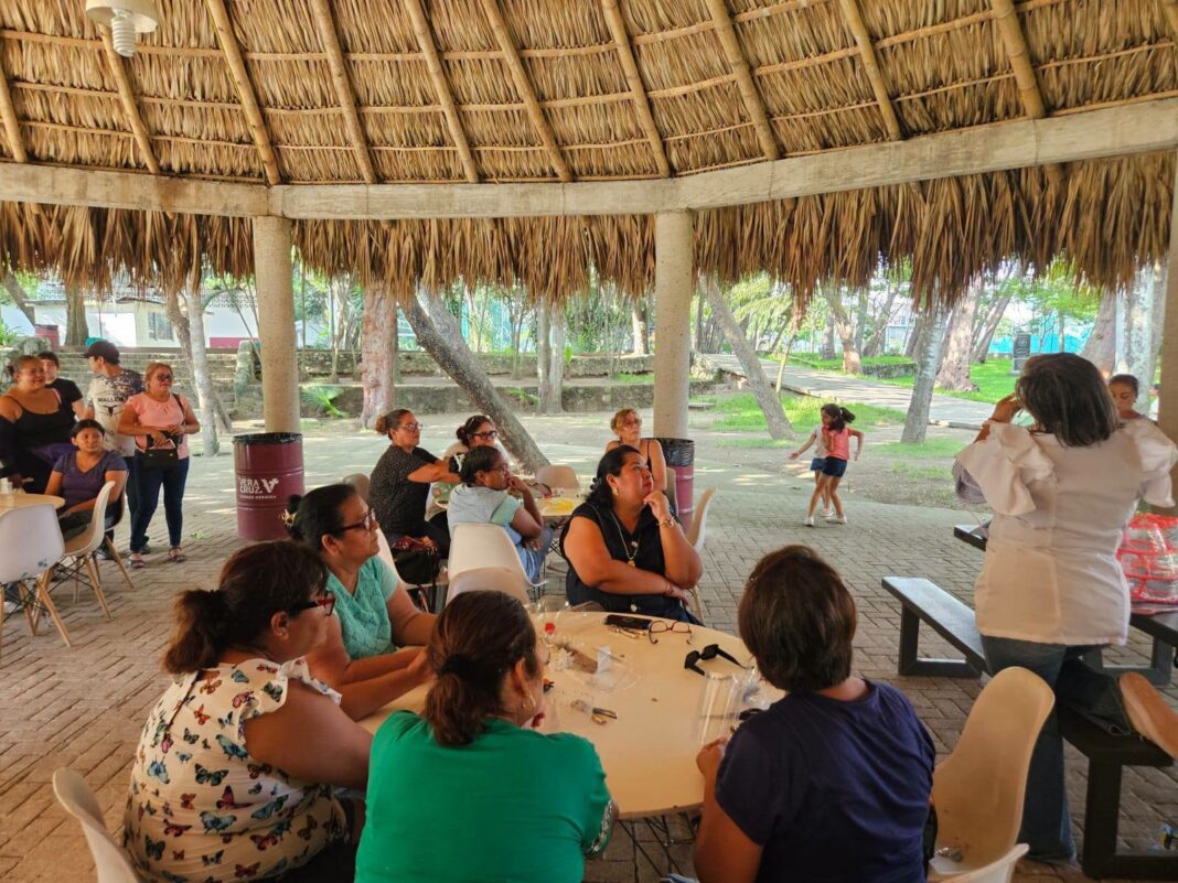 imparten taller de reciclaje PET en Veracruz