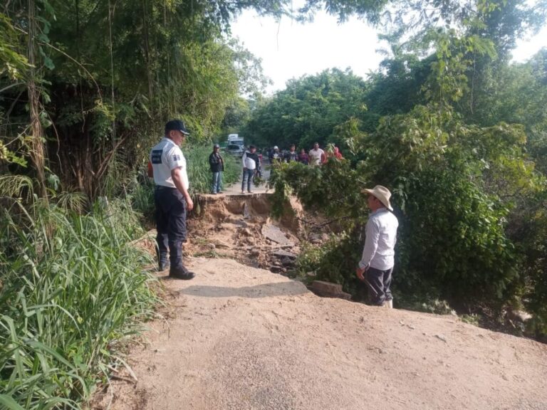 Activan operativo de emergencia vial en Oaxaca tras deslave en la ruta a Santa Catarina Juquila