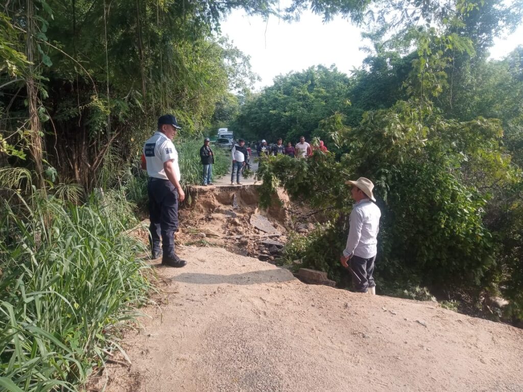 Activan operativo de emergencia vial en Oaxaca tras deslave en la ruta a Santa Catarina Juquila