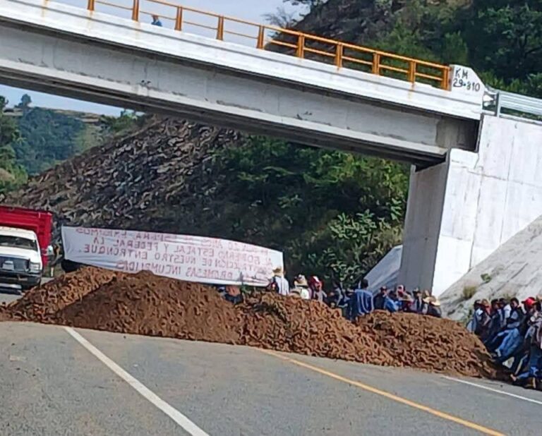 Bloqueo en la supercarretera Oaxaca–Puerto Escondido cumple dos días