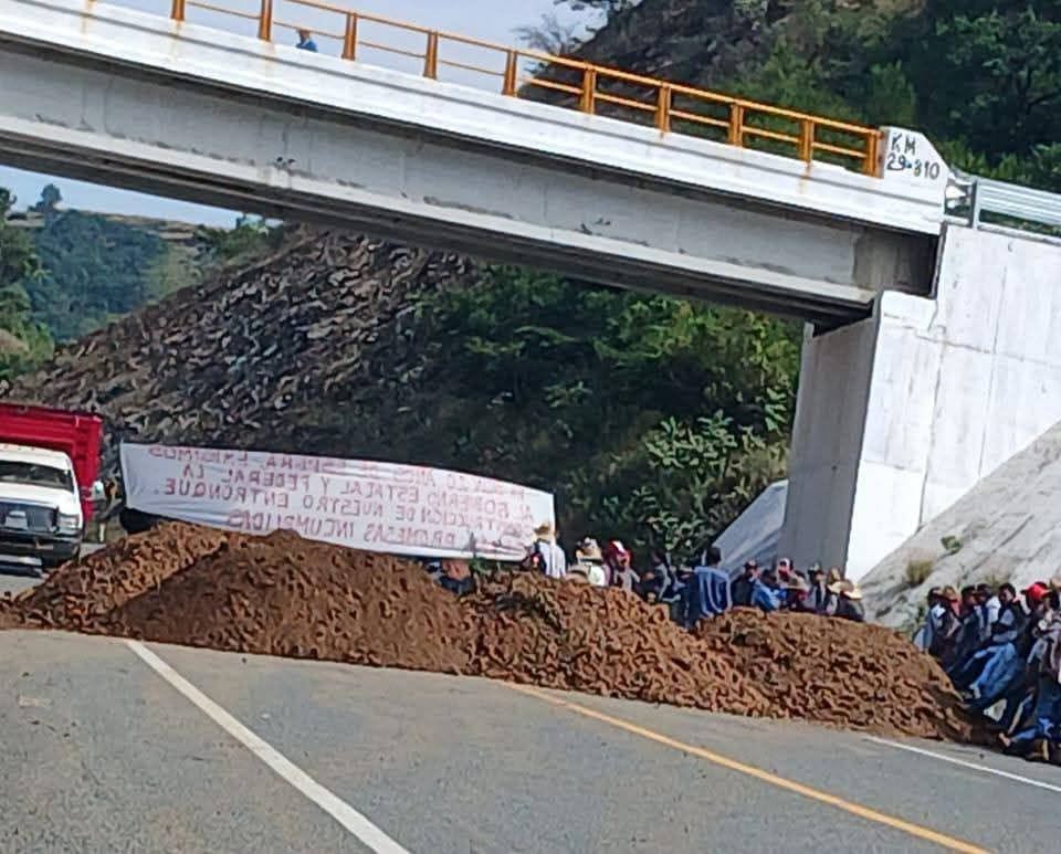 Bloqueo en la supercarretera Oaxaca–Puerto Escondido cumple dos días