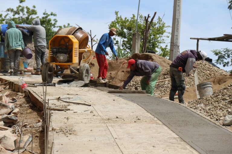 Con casi 6 mdp, pavimentan con concreto hidráulico calles clave de San Francisco Telixtlahuaca