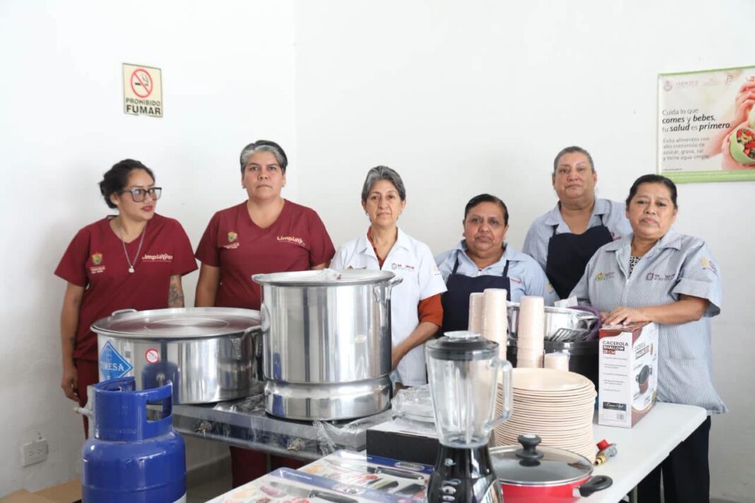 Cumple Rocío Nahle con personal del Hospital General de Córdoba: entregan cocina equipada