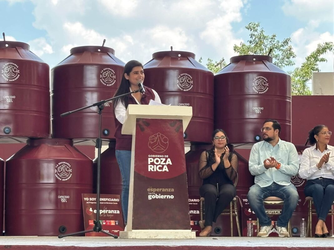 Entregan tinacos en Poza Rica con el programa social 