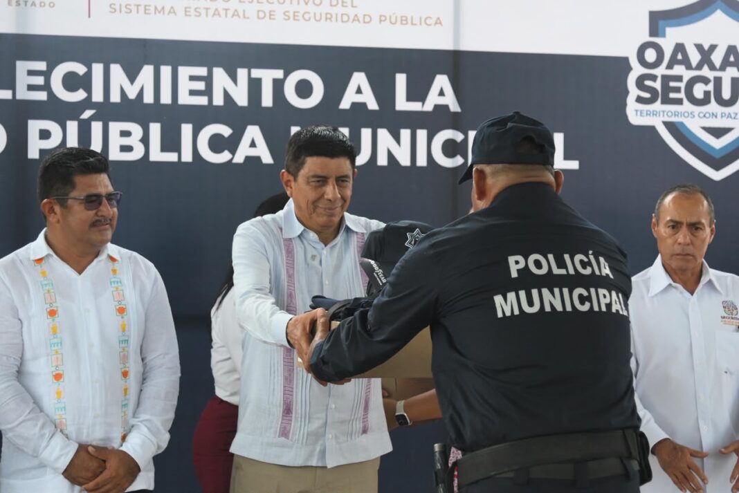 Entregan uniformes a policías certificados de cuatro municipios de la Costa oaxaqueña