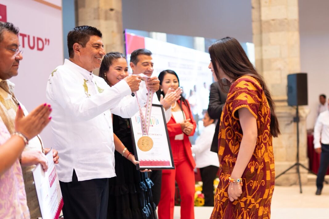 Estudiantes de la UABJO lideran el Premio Estatal de la Juventud 2026