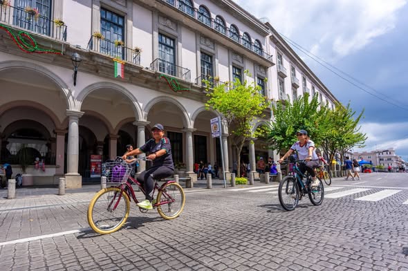 Familias xalapeñas se apropian del centro histórico con la ruta recreativa “Xalapa se Mueve”