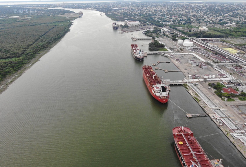 Intensifican el saneamiento del río Pánuco tras fuga de hidrocarburos