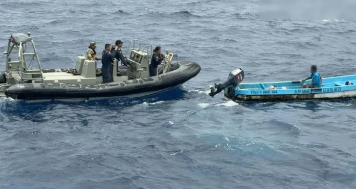 Marina rescata con vida al pescador Héctor Márquez tras ocho días a la deriva