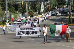 Médicos marchan en Veracruz por desabasto de medicamentos
