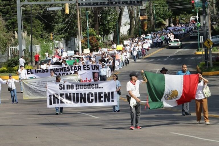 Médicos marchan en Veracruz por desabasto de medicamentos