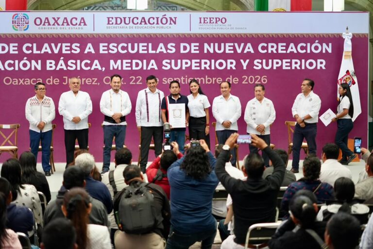 Oaxaca regulariza 52 escuelas con claves CCT