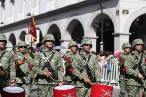 Rocío Nahle encabeza el Desfile Cívico Militar por el 216 aniversario de la Independencia