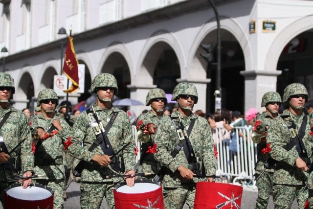 Rocío Nahle encabeza el Desfile Cívico Militar por el 216 aniversario de la Independencia